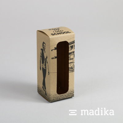 Braune Faltschachtel mit länglichem Sichtfenster mit abgerundeten Ecken. Braune Karton mit länglichem Sichtfenster mit abgerundeten Ecken