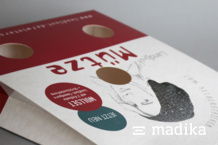 Kartonverpackung für eine Mütze Liegende Textilverpackung mit Sichtfenstern
