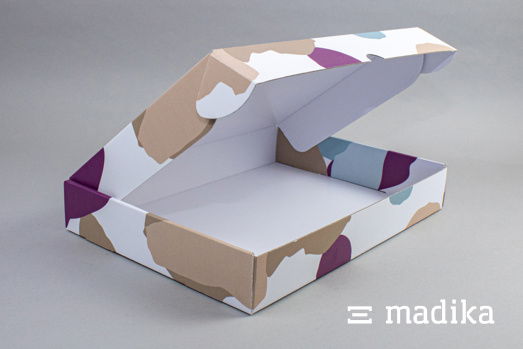 Versandkarton aus weißem Wellkarton mit bunter Bedruckung Versandkarton aus weißem Wellkarton mit bunter Bedruckung