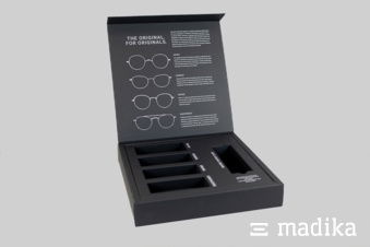 Schwarze Verpackung mit weißem Druck und individuellem Inlay Schwarze Verpackung mit weißem Druck und individuellem Inlay