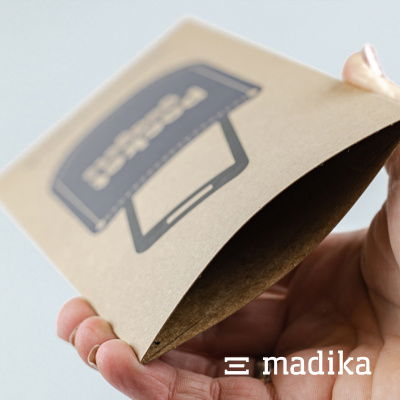 Flachkartonhülle aus braunem Naturkarton mit schwarzem Druck Flachkartonhülle aus braunem Naturkarton mit schwarzem Druck