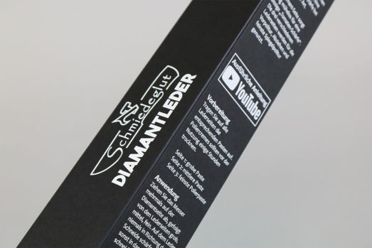 Eine schwarze Naturkartonschachtel mit weißer Bedruckung. Schwarze Kartons bedrucken lassen