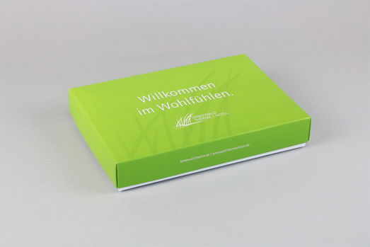 Grüner Karton mit weißer Bedruckung Karton bedrucken lassen