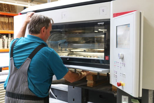 Flachdruck mit einer Offsetmaschine Flachdruck mit einer Offsetmaschine