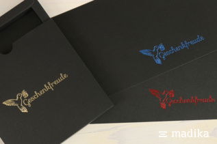 Bunte Heißfolienprägungen in Rot, Gold und Blau Bunte Heißfolienprägungen in Rot, Gold und Blau