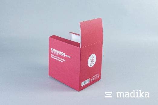 Thekendisplay können auf beiden Seiten bedruckt werden - hier in einem starken Pink. Bedrucktes Thekendisplay für Tabakprodukte