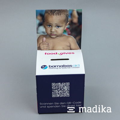 Spendenbox mit aufgedrucktem QR-Code Spendenbox mit aufgedrucktem QR-Code