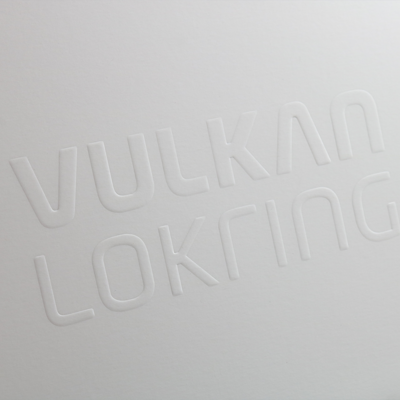 Blindprägung dezent in weiß