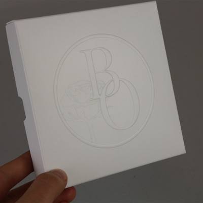 Blindprägung weißer Karton