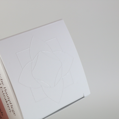 Blindprägung Deckel Kosmetik