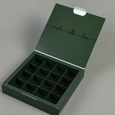 Dunkelgrüne Verpackung