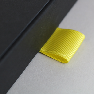 Schwarze Schachtel mit Band