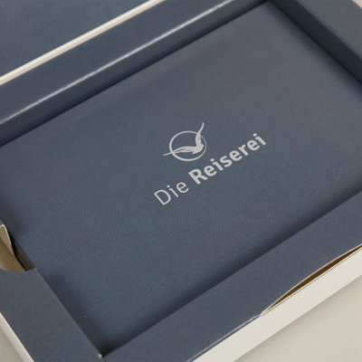 Verpackung mit Logo im Inlay