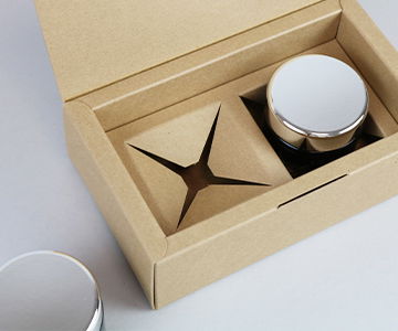 Kosmetikverpackung mit Inlay für zwei Pflegeprodukte in Dosen