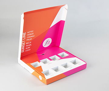 Kosmetikverpackung mit fröhlicher Bedruckung in Pink-Orange