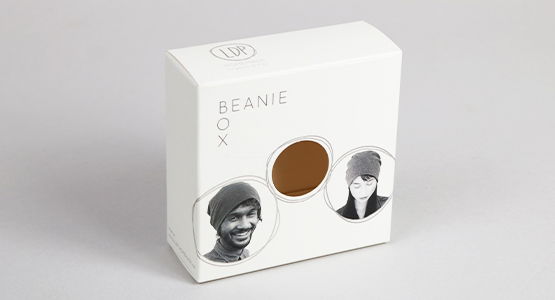 Faltschachtel mit Sichtfenster als Textilverpackung