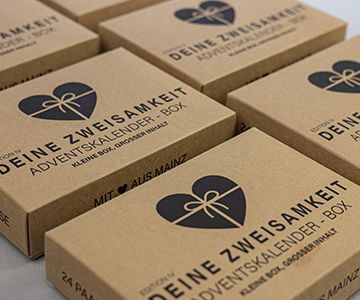 Braune Naturkartonverpackung mit schwarzem Druck