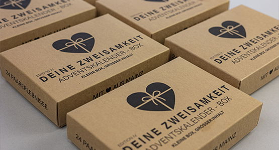 Brauner Karton mit schwarzem Druck nach Maß