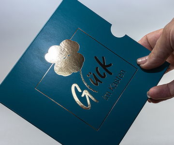 Karton nach Maß: Flache Hülle mit Heißfolienprägung